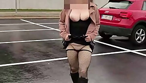 She shows off with dildo and squirts in public places