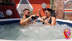 Dopo l'_anale in piscina,milf beve sperma dal bicchiere (1&deg_ Parte)