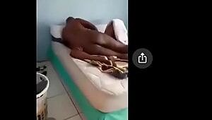 Une femme surprend son é_poux avec la femme de mé_nage et film la scene