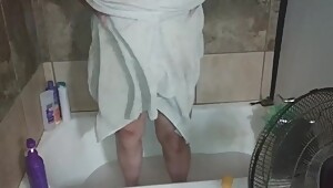 BBW GRANNY WASHING HERSELF IN THE BATH TUB